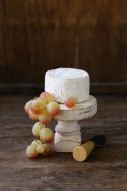 peynir kurulu yumuşak peynir, ceviz ve üzüm