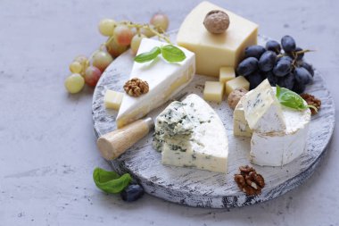 peynir kurulu yumuşak peynir, ceviz ve üzüm