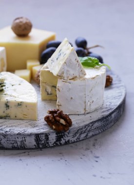 peynir kurulu yumuşak peynir, ceviz ve üzüm