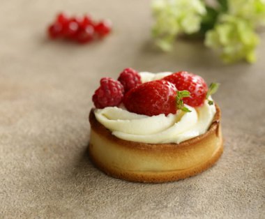 taze çilek ile mini tartlets