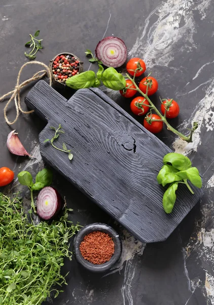 Background Wooden Board Vegetables Spices — Stock Photo, Image