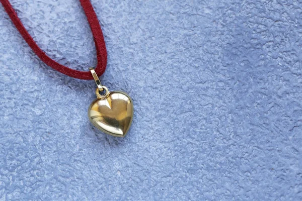 Presente Pingente Coração Ouro Para Dia Dos Namorados — Fotografia de Stock