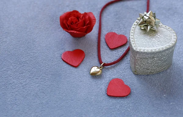 Gouden Hart Hanger Cadeau Voor Valentijnsdag — Stockfoto