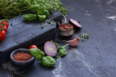 arka plan ahşap tahta, sebze ve baharatlar