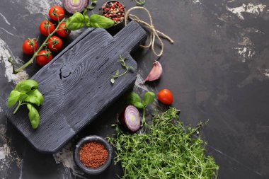 arka plan ahşap tahta, sebze ve baharatlar