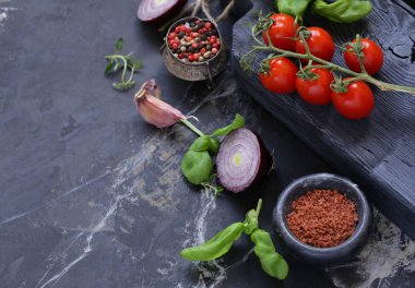 arka plan ahşap tahta, sebze ve baharatlar