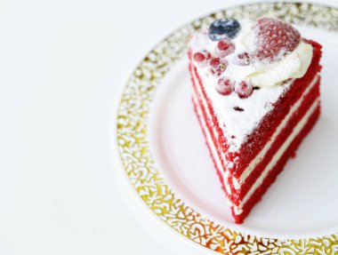 beyaz zemin üzerine kırmızı kadife pastasından