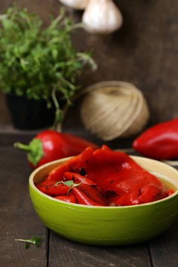 otlar ve baharatlar ile kırmızı biber ızgara