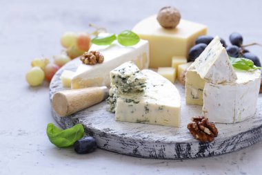 peynir kurulu yumuşak peynir, ceviz ve üzüm