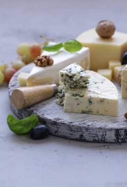 peynir kurulu yumuşak peynir, ceviz ve üzüm
