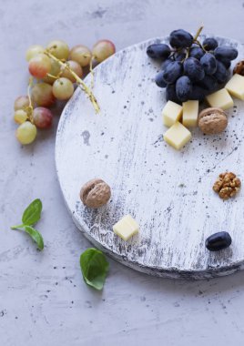 peynir kurulu yumuşak peynir, ceviz ve üzüm