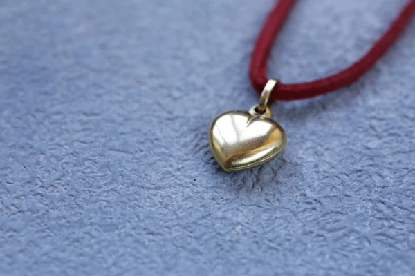 Regalo Colgante Corazón Oro Para Día San Valentín —  Fotos de Stock