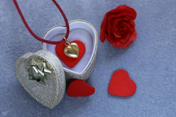 Oro Cuore Ciondolo Regalo San Valentino — Foto Stock