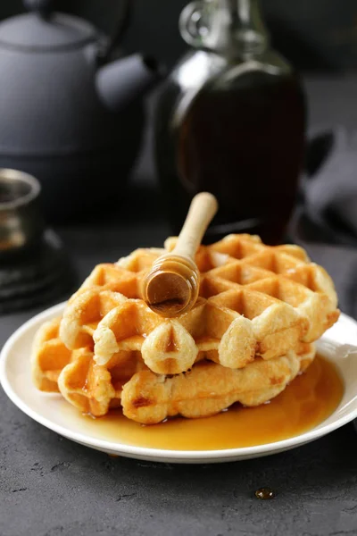 Kahvaltı Için Çilek Ile Tatlı Waffle — Stok fotoğraf