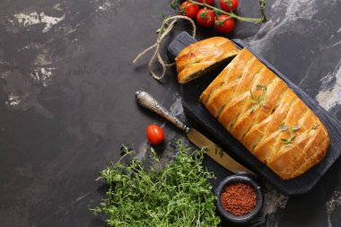 puf böreği pasta etli bir ahşap tahta