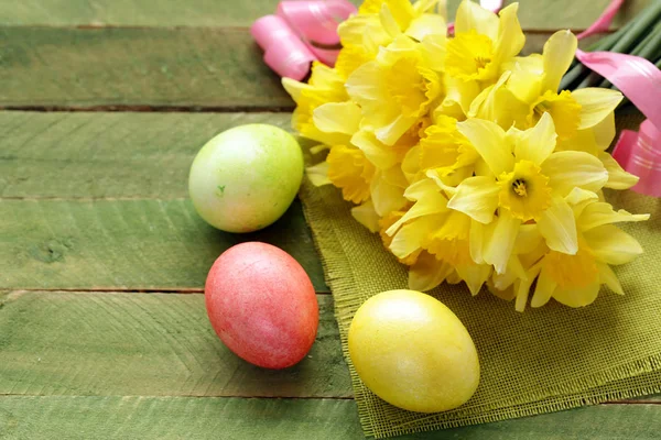 Gele Narcissen Gedecoreerde Eieren Voor Pasen — Stockfoto