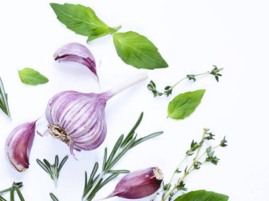 Gıda arka plan, otlar ve baharatlar beyaz arka plan üzerinde