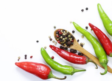 Beyaz arka plan üzerinde gıda arka plan, kırmızı ve yeşil biber biber