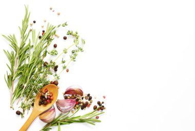 Otlar ve baharatlar beyaz - yemek pişirmek için arka plan üzerinde