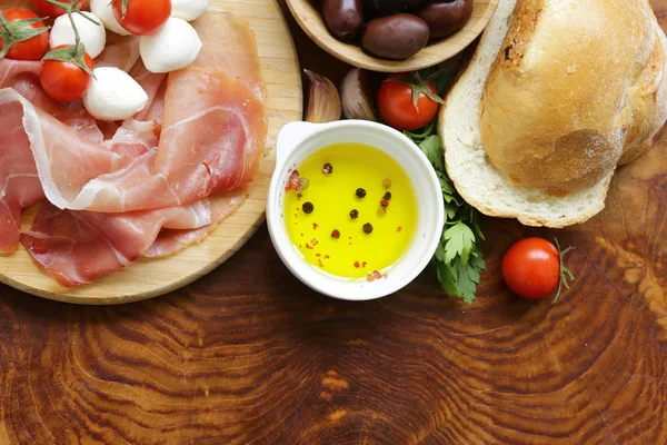 Comida Italiana Azeitonas Presunto Parma Tomates Queijo Mussarela — Fotografia de Stock