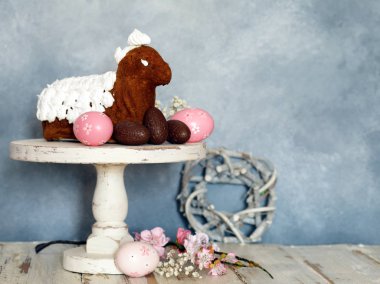 Festival pişirme kek yumurta Paskalya için dekore edilmiş