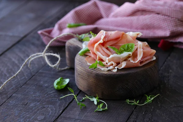 Italiaanse Gedroogde Parmaham Een Houten Bord — Stockfoto