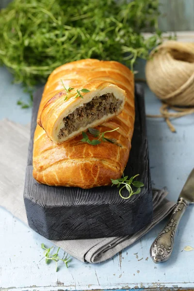 Torta Pasta Sfoglia Con Carne Una Tavola Legno — Foto Stock