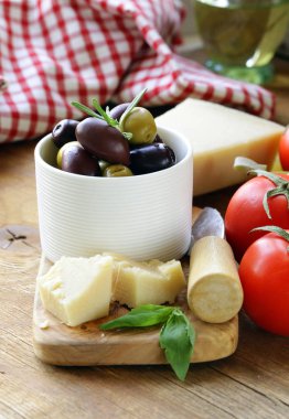 zeytin, parmesan peyniri, domates ve fesleğen ahşap tablo
