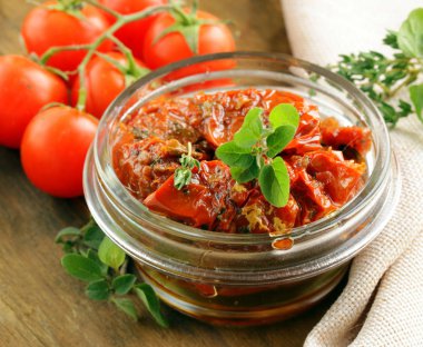 otlar ve zeytinyağı tencerede ile kurutulmuş domates