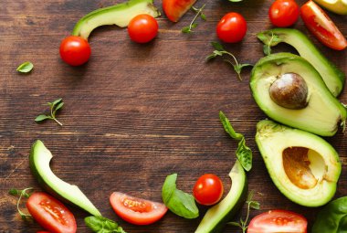 Gıda arka plan avokado, domates, kokulu otlar