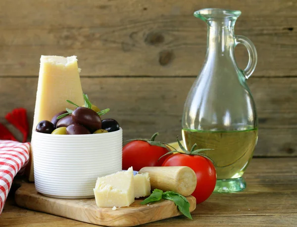 Olivy Parmesan Sýrem Rajčaty Bazalkou Dřevěný Stůl — Stock fotografie