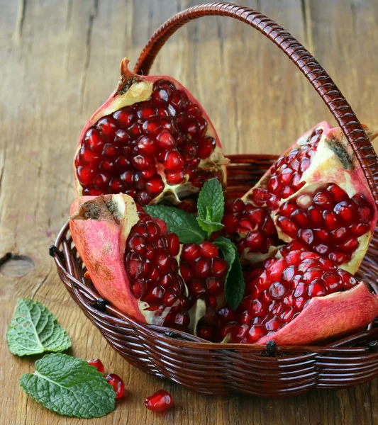 Rote Saftige Reife Bio Granatapfelfrucht — Stockfoto