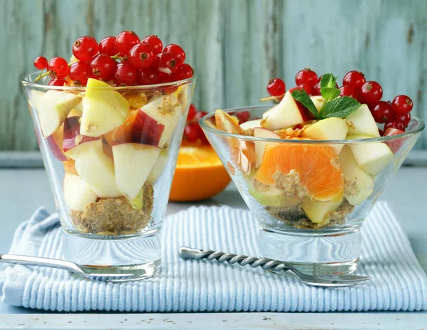 Ensalada Frutas Con Naranja Manzana Grosella Roja —  Fotos de Stock