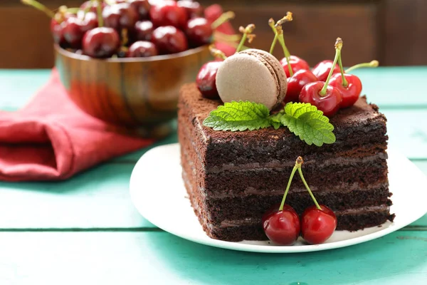 Super Schokolade Trüffelkuchen Mit Frischen Beeren — Stockfoto