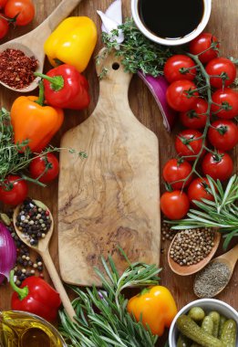 otlar ve Baharatlar, sebze ve ahşap arka plan üzerinde soslar