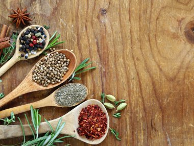 otlar ve Baharatlar, sebze ve ahşap arka plan üzerinde soslar