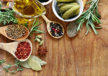 otlar ve Baharatlar, sebze ve ahşap arka plan üzerinde soslar