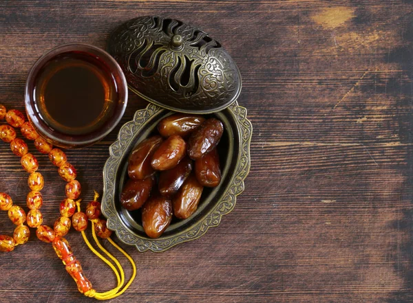 Sweet Dried Dates Amber Beads Traditional Muslim Symbols — Stock Photo, Image