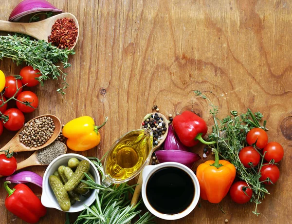 ハーブとスパイス 野菜と木製の背景のソース — ストック写真