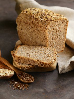 keten tohumu ve yulaf ezmesi ile çavdar kepekli ekmek