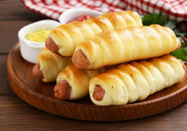 ketçap ve hardal ile hamur içinde pişmiş sosis