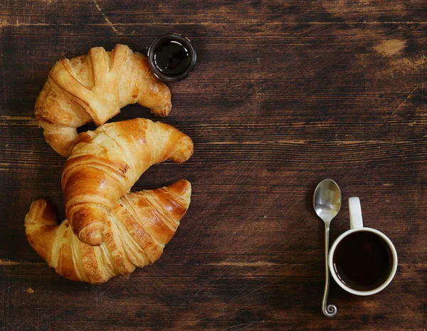 Традиційні Круасани Варенням Сніданок — стокове фото