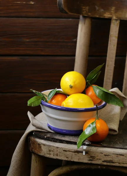 Mandarinas Limones Cítricos Vieja Silla Vintage —  Fotos de Stock