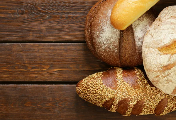 Yapımı Taze Ekmek Çavdar Susam Beyaz Ahşap Arka Plan Üzerinde — Stok fotoğraf