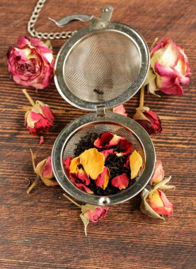 ahşap zemin kuru güller doğal organik çay