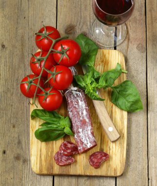 ahşap tahta üzerinde füme incelik sosis (salam)