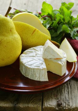 Brie peyniri ahşap oyun tahtası