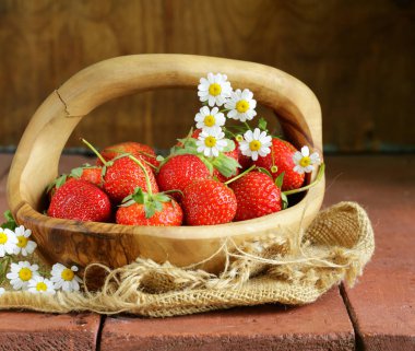 taze olgun çilek - yaz meyveleri rustik tarzı