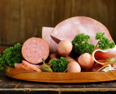 çeşitli sosis ve ahşap plaka üzerinde Füme pastırma