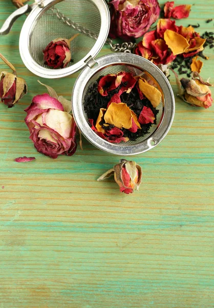 Φυσικό Οργανικό Τσάι Από Ξηρά Τριαντάφυλλα Ξύλινα Φόντο — Φωτογραφία Αρχείου